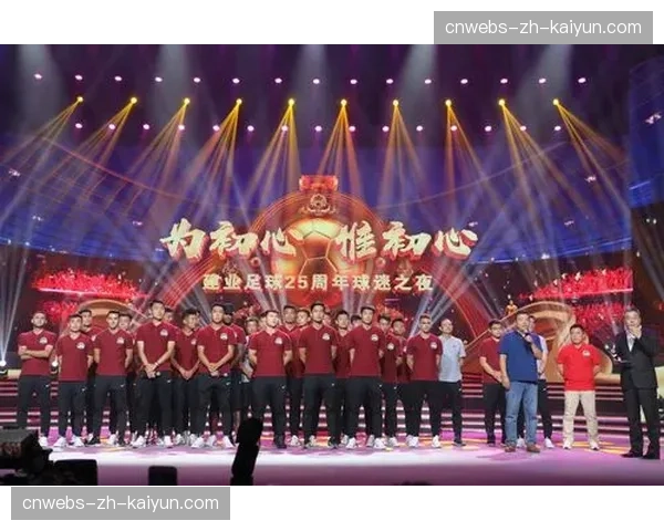 通讯：航海体育场的深夜，河南队球迷自发清理看台垃圾